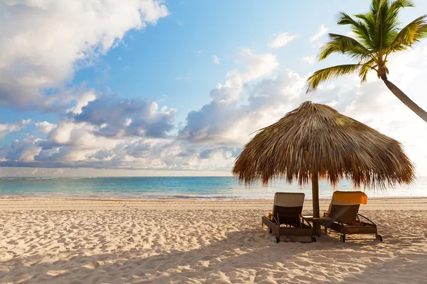 Sillas de playa con sombrilla y hermosa playa de arena — Foto de Stock