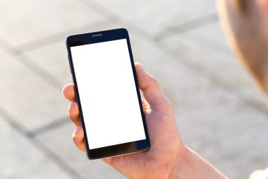 Adam cep telefonunu açık, yakın kullanır