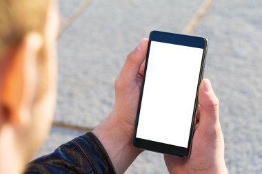 Adam cep telefonunu açık havada kullanıyor, kapat.