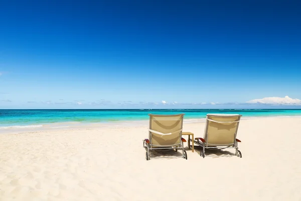 Chaises de plage et belle plage de sable — Photo