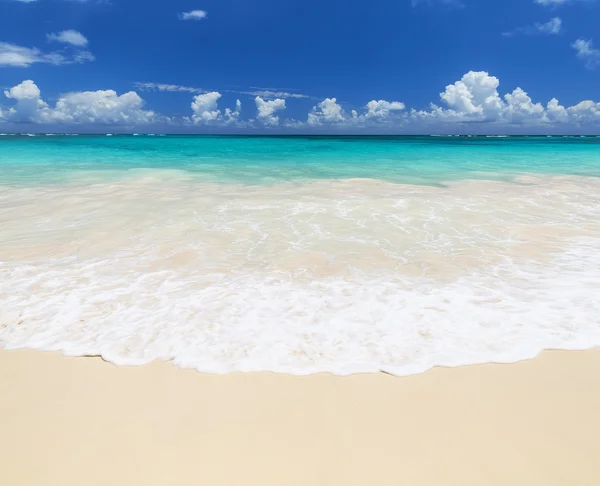 Vågen av havet på sandstranden — Stockfoto