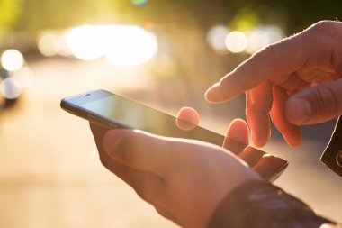 Cep telefonunu açık kullanan adam