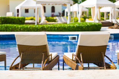 Resort Yüzme Havuzu şezlonglar ile 