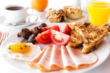 Yumurta, sosis, mantar ve çay ile geleneksel İngiliz kahvaltısı