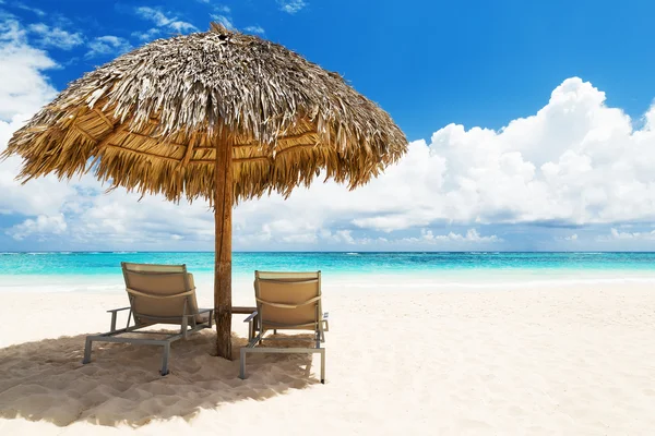 Sillas de playa con sombrilla y hermosa playa de arena en Punta Can —  Fotos de Stock