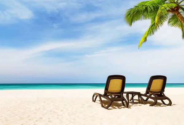 Chaises de plage avec parasol et belle plage de sable — Photo