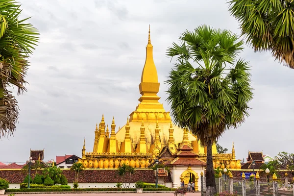 Pha That Luang es una estupa budista dorada en el centro de Vient —  Fotos de Stock