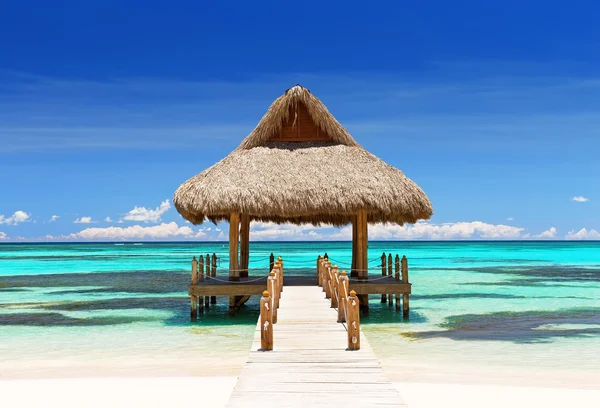 Bella spiaggia tropicale di sabbia bianca — Foto Stock