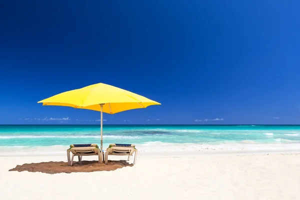 Beach chairs with umbrella and beautiful sand beach in Punta Can — Stock Photo, Image