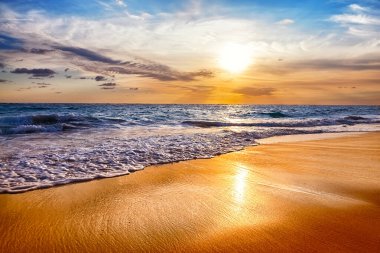 Gün doğumunda tropik cennet adası plajı. Punta Cana, Dominik Cumhuriyeti 'ndeki güzel plajda gün batımı manzarası. Gün doğumu veya günbatımı kavramı.