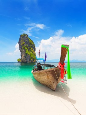 Geleneksel tahta kuyruklu Tayland teknesi ve Krabi 'deki Koh Poda adasındaki güzel kumsal. Ao Nang, Tayland.