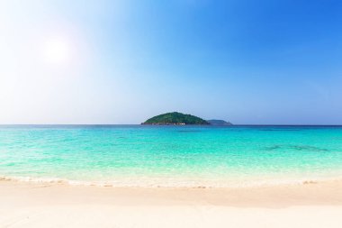 Similan Adaları, Tayland 'da güzel plaj ve mavi yaz gökyüzü. Tatil tatilleri arka plan duvar kâğıdı. Tayland 'da Phuket yakınlarında güzel bir tropikal plaj manzarası. 