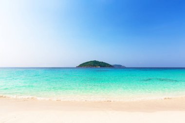 Similan Adaları, Tayland 'da güzel plaj ve mavi yaz gökyüzü. Tatil tatilleri arka plan duvar kâğıdı. Tayland 'da Phuket yakınlarında güzel bir tropikal plaj manzarası. 