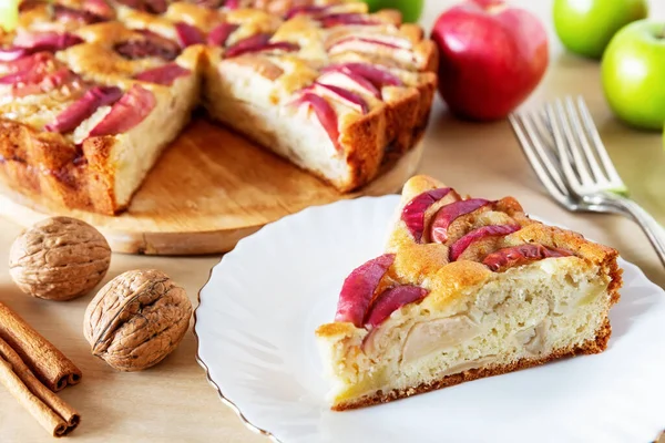 Stuk Van Een Smakelijke Appeltaart Een Wit Bord Herfst Bakconcept — Stockfoto