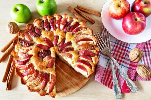 Torta Maçã Saborosa Prato Branco Conceito Cozedura Outono Sobremesa Torta — Fotografia de Stock