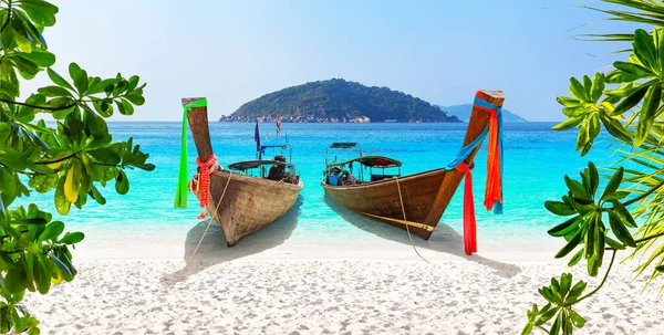 Piękna Plaża Tajskim Tradycyjnym Drewnianym Longtail Łodzi Błękitne Niebo Wyspach — Zdjęcie stockowe
