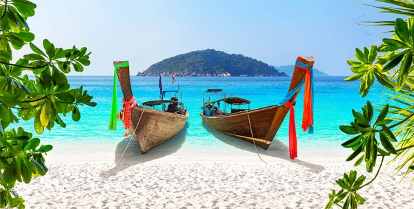 Schöner Strand Mit Traditionellem Thailändischem Langschwanzboot Und Blauem Himmel Auf — Stockfoto