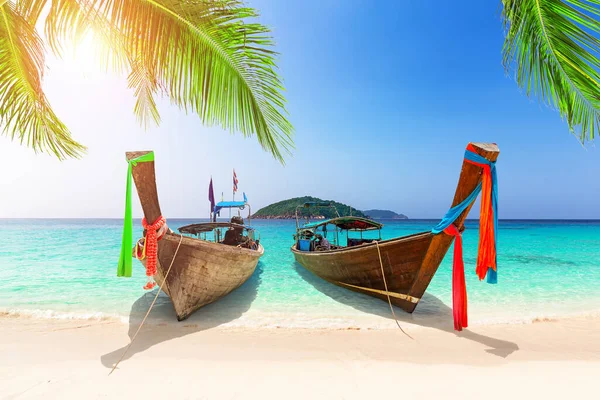 Hermosa Playa Con Tailandés Tradicional Barco Cola Larga Madera Cielo — Foto de Stock