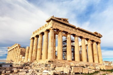 Güneşli bir günde Parthenon tapınağı. Atina, Yunanistan 'da Akropolis. Parthenon, Yunanistan 'daki Atinalı Akropolis tapınağı olup tanrıça Athena' ya adanmıştır..