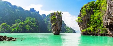 Tayland 'ın Phuket yakınlarındaki ünlü James Bond adası. Tayland 'ın Phang Nga Körfezi' ndeki James Bond adasının seyahat fotoğrafı.. 