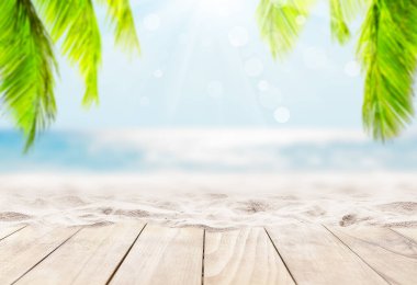 Mavi denizin üstündeki tahta masa ve beyaz kumsal arka planı. Mavi gökyüzüne karşı hindistan cevizi palmiyesi ağaçları ve Dominik Cumhuriyeti, Punta Cana 'da güzel plajlar. Tatil tatili arka plan duvar kâğıdı.