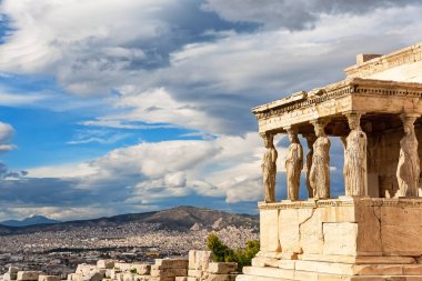 Erechtheion tapınağındaki Caryatids 'in verandası, Atina Akropolü, Yunanistan. Echtheion ya da Erechtheum, Yunanistan 'ın Akropolis kentinde bulunan antik bir Yunan tapınağıdır..