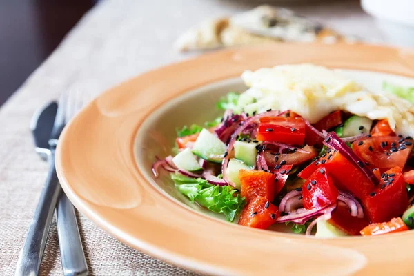 Plat Légumes Salade Poivre Tomate Mélange Italien Laitue Fraîche Fromage — Photo