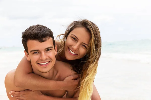 Gelukkig Verliefd Echtpaar Genieten Van Zomervakantie Aan Het Strand Met — Stockfoto