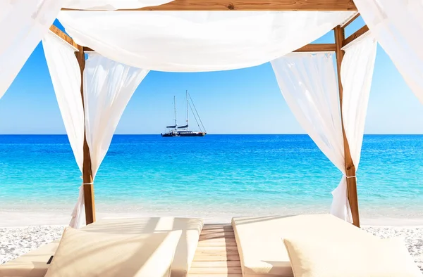 バリのベッドを通して美しいビーチの景色 ドミニカ共和国のプンタカナにベッド付きの素敵な熱帯の白い砂浜 休暇休暇 同じ背景 — ストック写真