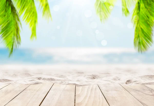 Holztischplatte Auf Blauem Meer Und Weißem Sandstrand Hintergrund Kokospalmen Vor — Stockfoto