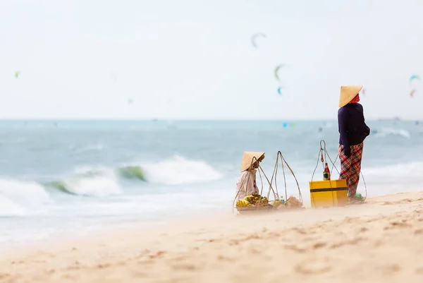 Vietnamesin Verkauft Früchte Strand Von Mui Vietnam Mui Weißer Sandstrand — Stockfoto