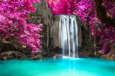 Tayland 'daki Erawan Ulusal Parkı' ndaki ormanda güzel bir şelale. Kwai Nehri üzerinde güzel bir şelale. Kanchanaburi, Tayland