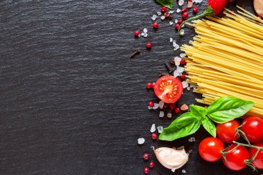 Domates, spagetti, baharat, sarımsak ve fesleğen yaprağı. İtalyan yemekleri, sağlık veya yemek pişirme konsepti.