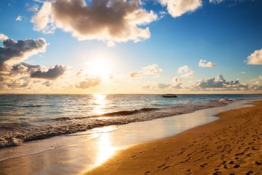Gün doğumunda tropik cennet adası plajı. Punta Cana, Dominik Cumhuriyeti 'ndeki güzel plaj manzarası. Gün doğumu çekimi.