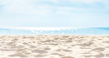 Maldivler 'de güzel beyaz bir kumsal manzarası ve turkuaz su. Yaz tatili plaj geçmişi... Deniz dalgası kumsalda.