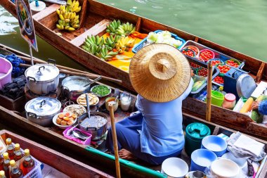Bangkok, Tayland yakınlarındaki Damnoen Saduak 'ta geleneksel yüzen pazar. Tayland, Bangkok yakınlarındaki Ratchaburi 'de Damnoen Saduak' ta yiyecek ve içecek satılıyor.
