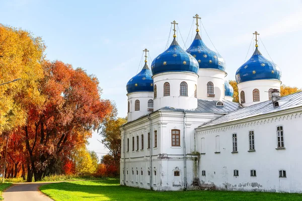 聖ゲオルギオス修道院 George Yuriev Monastery ロシア連邦のヴェリキー ノヴゴロドにあるロシア最古の修道院 ユリエフ修道院は中世ノヴゴロド共和国で最も重要な修道院であった — ストック写真