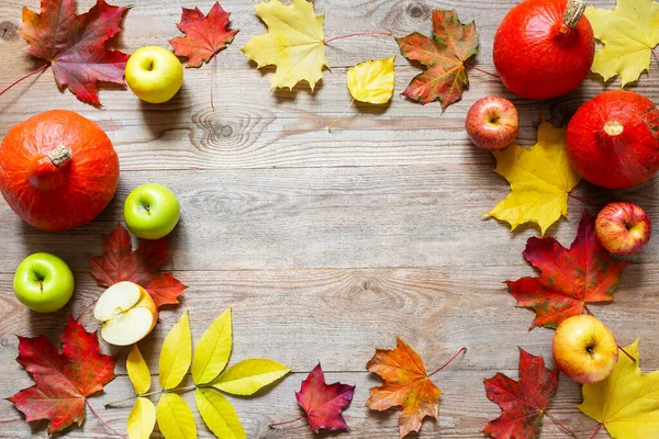 Herbsteinfassung Aus Äpfeln Kürbis Und Abgefallenem Laub Auf Altem Holztisch — Stockfoto