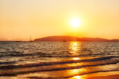 güzel günbatımı üzerinde ao nang beach, krabi, Tayland