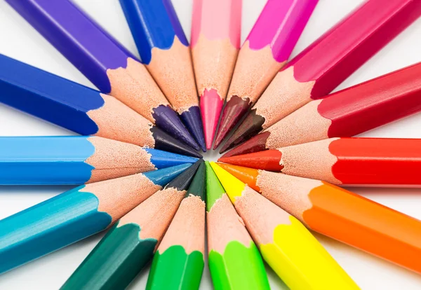 Gökkuşağı renkli arka plan ile kalemler — Stok fotoğraf