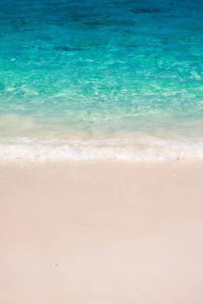 Onda do mar na praia de areia — Fotografia de Stock