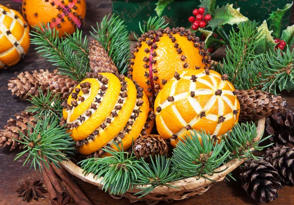 Weihnachtsdekoration mit Orangen im Korb und Tanne — Stockfoto