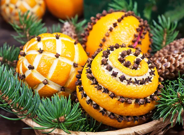 Decorazione natalizia con arance nel cesto e abete — Foto Stock