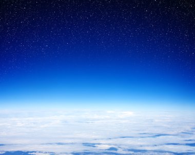 beyaz bulutlar ve koyu mavi gökyüzü 