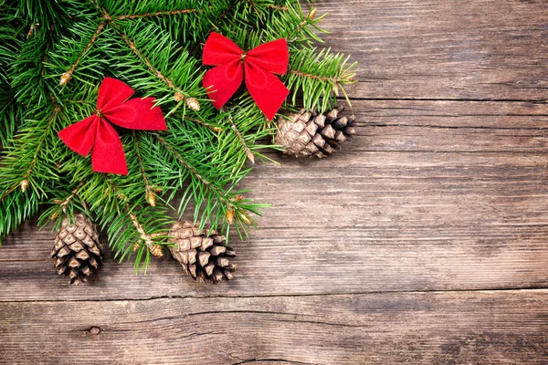 Decoração de Natal em um fundo de madeira — Fotografia de Stock