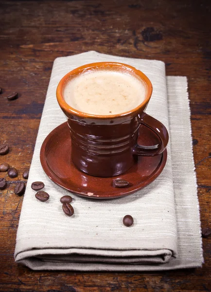 Kopp kaffe på träbord — Stockfoto