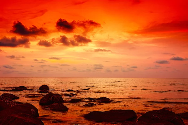 Dramatische zonsondergang op het strand — Stockfoto