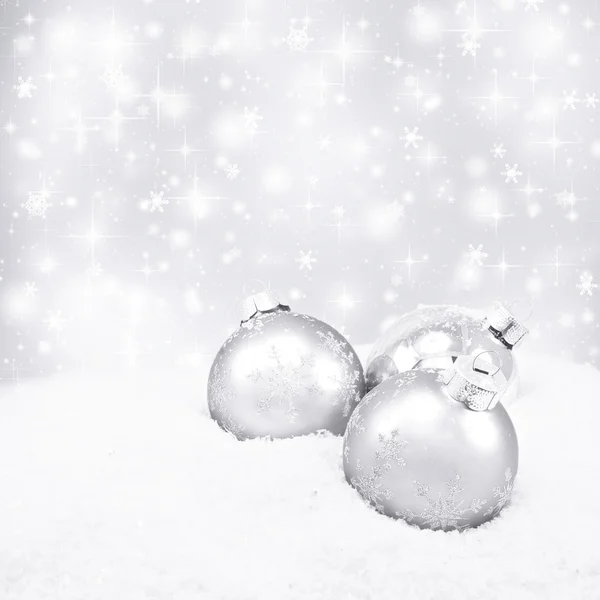 üç gümüş Noel topları 