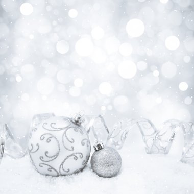 bokeh ışıklar ve kar taneleri ile dekoratif Noel arka plan
