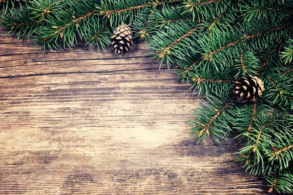 Abete di Natale su uno sfondo di legno — Foto Stock